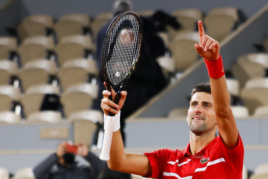 Novak Djokovic celebra el viernes 9 de octubre su pase a la final del Rolan Garros, edici&oacute;n 2020, tras vencer al griego Stefanos Tsitsipas en cinco sets; 6-3, 6-2, 5-7, 4-6 y 6-1 en un juego de casi 4 horas