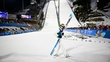 Anze Lanisek, de Eslovenia, luego de competir en una fase de los Juegos Olímpicos de Invierno, el 10 de febrero de 2026.
