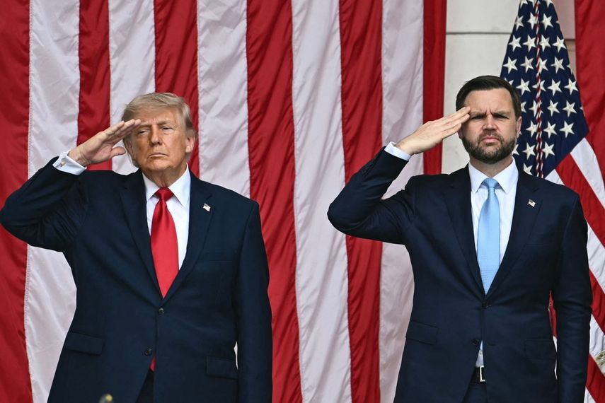 El presidente Donald Trump y el vicepresidente JD Vance en el homenaje en el Día de los Caídos (AFP)