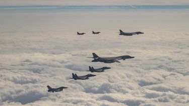 En esta imagen proporcionada por el Ministerio Surcoreano de Defensa, bombarderos B-1B y cazas F-16 de la Fuerza Aérea estadounidense, cazas surcoreanos F-15K y cazas japoneses F-2 sobrevuelan la isla de Jeju, en el sur de Corea del Sur, durante una maniobras conjuntas el miércoles 20 de diciembre de 2023.&nbsp;