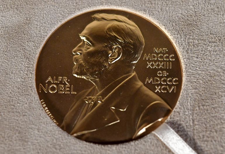 Una imagen de archivo del martes 8 de diciembre de 2020 muestra una medalla del Nobel durante una ceremonia en Nueva York. El Premio Nobel de Literatura 2022 fue atribuido a la autora francesa Annie Ernaux.
