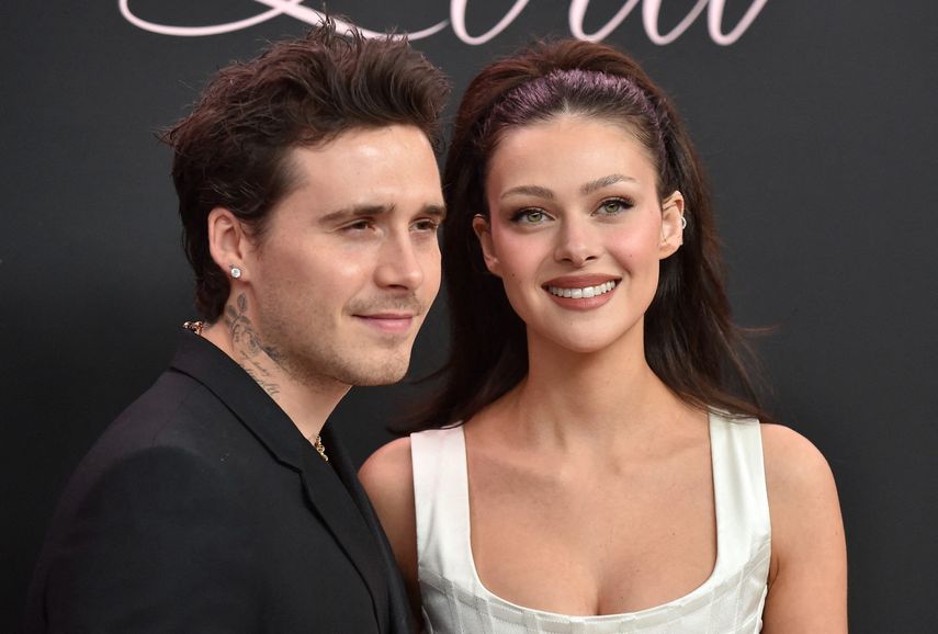 Brooklyn Beckham y su esposa, la actriz estadounidense Nicola Peltz Beckham, llegan al estreno de la película Lola en el Teatro Bruin de Los Ángeles, California, el 3 de febrero de 2024.