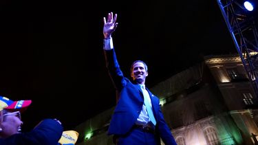 El presidente encargado de Venezuela, Juan Guaid&oacute;, saluda a los asistentes.&nbsp;