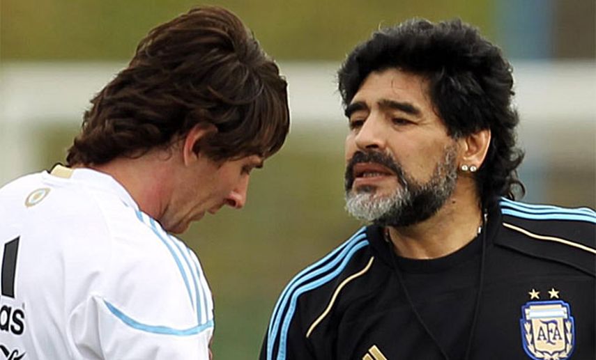 Maradona y Messi durante el mundial de 2010 (EFE)
