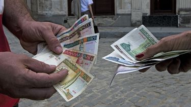 Cuba está amagando con la&nbsp;eliminación de la doble moneda desde el año 2013. El gobierno de Raúl Castro anunció la necesidad del inicio de la unificación de los pesos cubanos y convertibles que circulan en Cuba para finales de 2017.