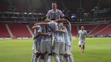 Los jugadores de Argentina celebran el primer gol en el partido ante Uruguay en un partido de la Copa América disputado el viernes 18 de junio de 2021 en Brasilia&nbsp;