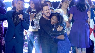 Durante la gran final Prince Royce abraza a su pupila, Amanda Mena, al ser nombrada ganadora de la segunda temporada de la competencia musical. (TELEMUNDO)
