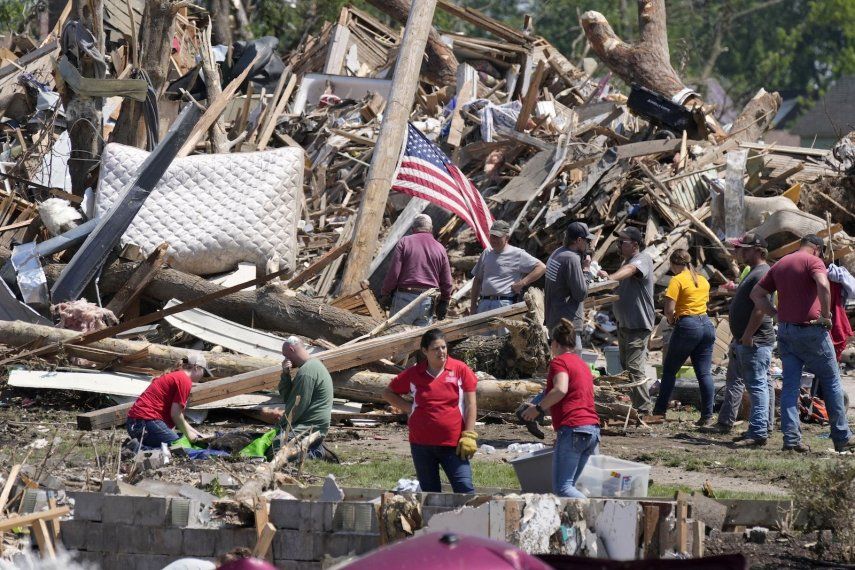 Residentes retiran los escombros de una casa dañada por un tornado, el miércoles 22 de mayo de 2024 en Greenfield, Iowa.&nbsp;