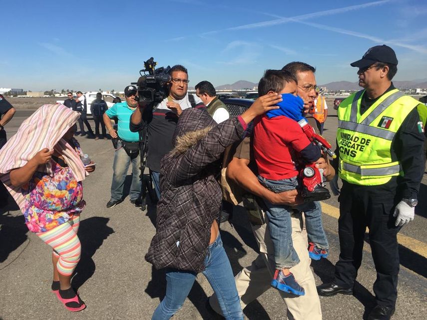 Miembros de la caravana migrante regresan por iniciativa propia a su país, en un avión de la Policía Federal desde el aeropuerto de Tijuana a la capital mexicana.