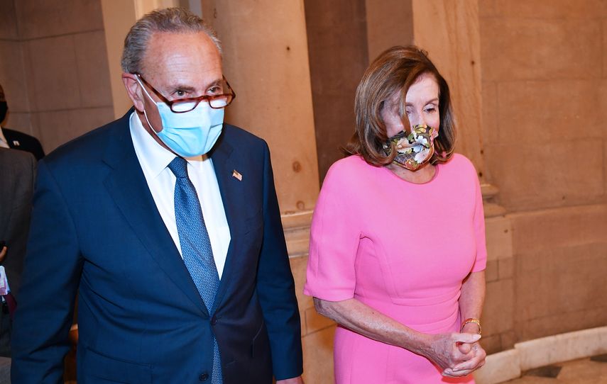 La líder demócrata en la Cámara de Representante Nancy Pelosi (der.) y el líder de la minoría en el Senado Chuck Schumer. &nbsp;