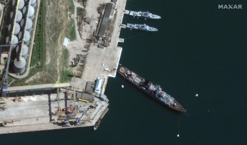 En esta imagen satelital distribuida por Maxar Technologies se muestra al buque Moskva en el puerto de Sevastopol, en Crimea, Ucrania, el 7 de abril de 2022