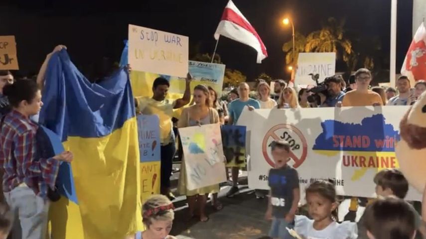 Un grupo de ucranianos protesta en Hallandale Beach por la invasión rusa a su país.