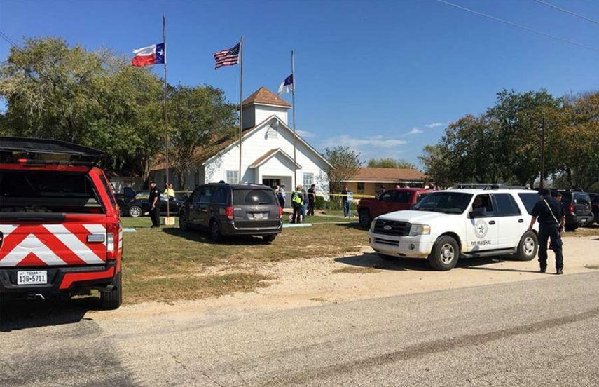 Agentes de la Policía investigan un tiroteo en una iglesia de Southerland Springs, Texas, con múltiples víctimas.