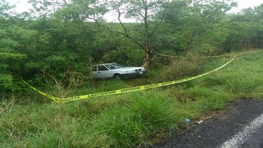 Vista del automóvil en el que presuntos sicarios asesinaron a Javier Ureña González, secretario del Ayuntamiento y alcalde de Buenavista Tomatlán, en el estado mexicano de Michoacán.
