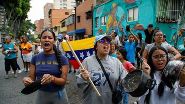 Los residentes golpean ollas y sartenes para protestar el día después de las elecciones presidenciales en Caracas, Venezuela, el lunes 29 de julio de 2024.&nbsp;