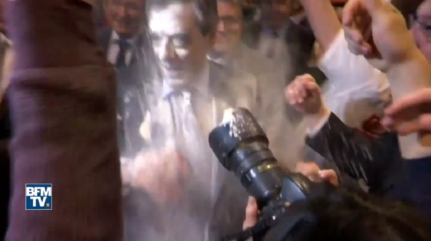 Según mostró el canal de televisión&nbsp;BFMTV, Fillon, de 63 años, recibió el impacto del paquete de harina cuando saludaba a sus seguidores.