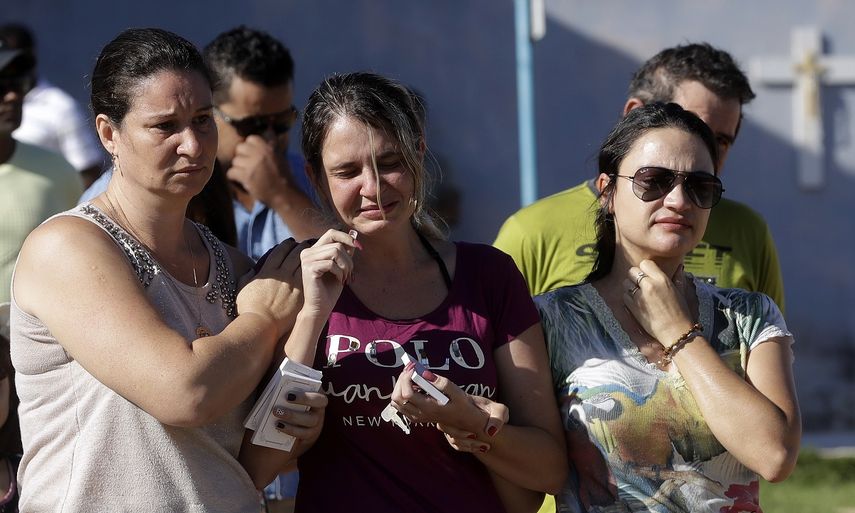 La viuda de Edgar Carvalho Santos, trabajador de la minera Vale SA, es consolada por amigos y parientes durante el funeral de la víctima en Brumadinho, Brasil, el 29 de enero de 2019.