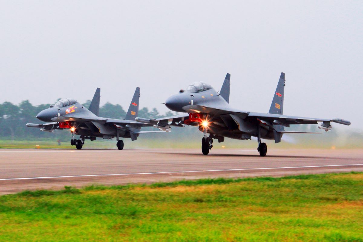 Dos aviones de combate SU-30 chinos despegan desde un lugar no especificado para patrullar sobre el Mar del Sur de China. Dos aviones de combate SU-30 chinos despegan desde un lugar no especificado para patrullar sobre el Mar del Sur de China.