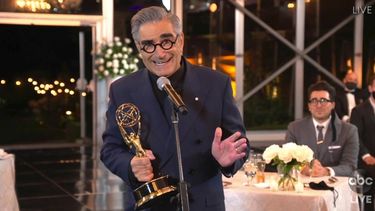 En esta imagen de video del domingo 20 de septiembre del 2020, cortes&iacute;a de la Academia de las Artes y Ciencias Televisivas, Eugene Levy recibe el premio al mejor actor en una serie de comedia por Schitts Creek durante la transmisi&oacute;n de la 72 edici&oacute;n de los premios Emmy.&nbsp;