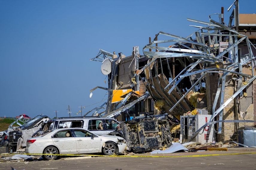 Daños en una parada de camiones tras el paso de un tornado, el domingo 26 de mayo de 2024, en Valley View, Texas. Poderosas tormentas dejaron un amplio rastro de destrucción el domingo en Texas, Oklahoma y Arkansas.