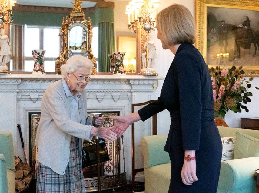 La reina Isabel II recibe a Liz Truss en la residencia del Balmoral, Escocia, donde la monarca le solicitó formar un nuevo gobierno como nueva líder del Partido Conservador, el 6 de septiembre de 2022.&nbsp;
