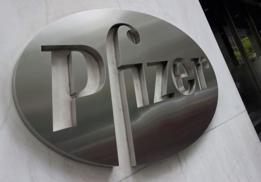 El logo de la compañía Pfizer en la sede central en New York.