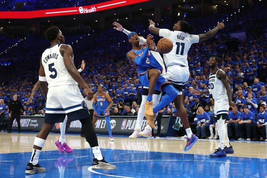 Shai Gilgeous-Alexander #2 del Oklahoma City Thunder penetra hacia el aro durante el tercer cuarto de un partido contra los Minnesota Timberwolves en el segundo partido de las Finales de la Conferencia Oeste de los Playoffs de la NBA 2025 en el Paycom Center el 22 de mayo de 2025 en Oklahoma City, Oklahoma.&nbsp;
