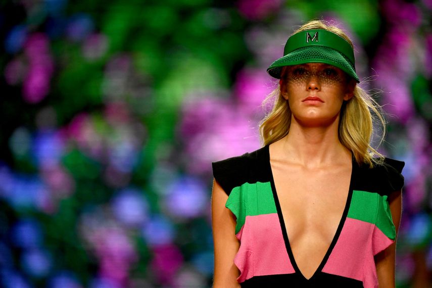 Una modelo presenta una creación de la diseñadora española Lola Casademunt de la colección Primavera / Verano 2022 de Maite durante la Mercedes Benz Fashion Week en Madrid el 17 de septiembre de 2021.