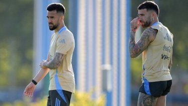 Nicolás González (izquierda) y Nicolás Otamendi, de Argentina, durante una sesión de entrenamiento en Buenos Aires, el 18 de marzo de 2025.