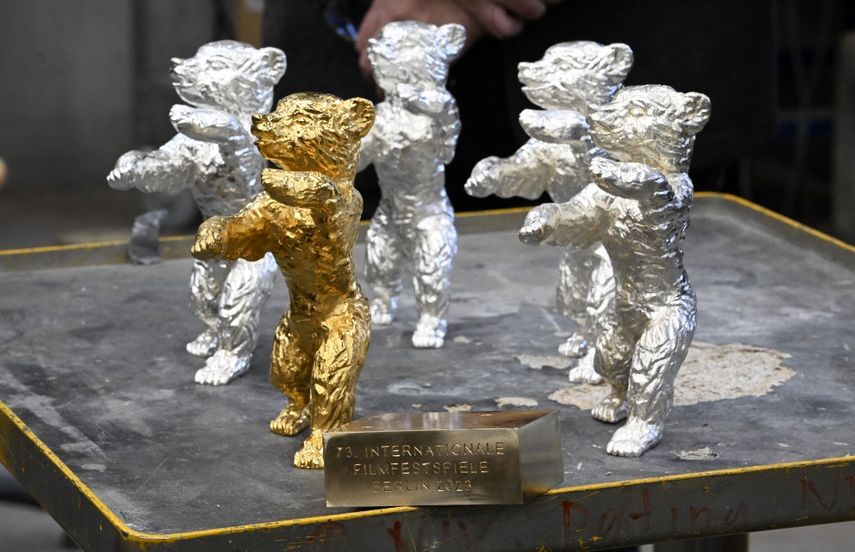 Esta foto de archivo tomada el 24 de enero de 2023 muestra los trofeos Berlinale Bear del próximo 73° Festival Internacional de Cine Berlinale mientras se producen en la fundición Noack en Berlín. &nbsp;