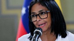 Durante sus dos visitas oficiales al extranjero, Delcy Rodríguez lució un broche dorado que representaba a Venezuela con el Esequibo, lo que generó la indignación de Georgetown