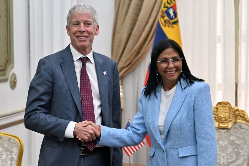 El secretario de Energía de Estados Unidos, Chris Wright (izq.), estrecha la mano de la cabecilla del régimen chavista, Delcy Rodríguez, antes de una reunión en el Palacio Presidencial de Miraflores en Caracas el 11 de febrero de 2026.