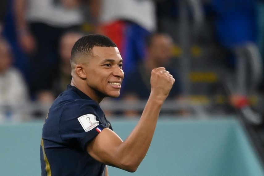El estelar delantero de Francia, Kylian Mbappé, celebra después de conseguir su segundo gol en el choque entre su selección y Dinamarca en el Mundial de Catar 2022.