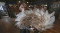 Anne Hoguet, de 74 años, artesana de abanicos y directora del Museo del Abanico de París posa con un abanico de plumas en el museo en París, el miércoles 20 de enero de 2021. El Musee de lEventail de París está en peligro de desaparecer por la pandemia. Anne Hoguet, de 74 años, artesana de abanicos y directora del Museo del Abanico de París posa con un abanico de plumas en el museo en París, el miércoles 20 de enero de 2021. El Musee de lEventail de París está en peligro de desaparecer por la pandemia.