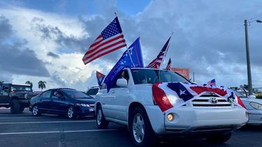 Una caravana de vehículos circuló por el sur de la Florida expresando su rechazo al comunismo. 