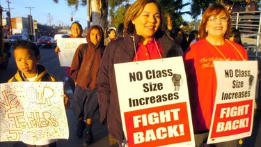 Maestros protestan por mejores salarios y condiciones en el aula en Los Ángeles, California. 