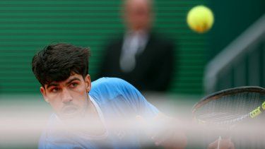 El español Carlos Alcaraz observa la pelota mientras juega contra el italiano Jannik Sinner durante la final del torneo ATP Masters Series de Montecarlo, el 12 de abril de 2026.&nbsp;