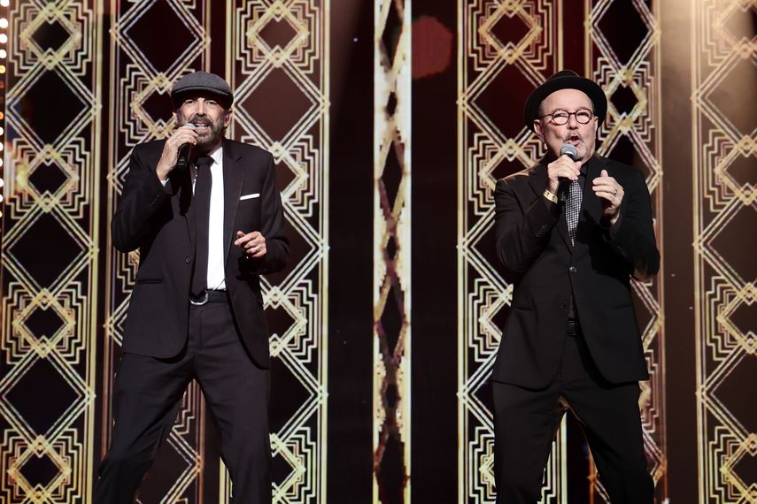 Juan Luis Guerra y Rubén Blades actúan en el escenario durante la ceremonia de la Persona del Año de la Academia Latina de la Grabación 2024 en honor a Carlos Vives en el Centro de Convenciones de Miami Beach el 13 de noviembre de 2024 en Miami, Florida.