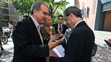 &nbsp;Biagio Pilieri, conversa con Luis Stefanelli, después de una reunión en la embajada de Italia en Venezuela en Caracas el 6 de febrero de 2019.