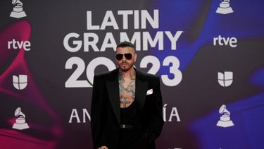 El cantante puertorriqueño Rauw Alejandro llega a la 24ª ceremonia Anual de los Premios Grammy Latinos en el Centro de Conferencias y Exposiciones (FIBES) de Sevilla el 16 de noviembre de 2023. 