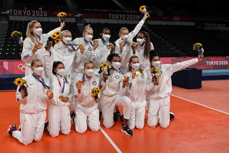 Las medallistas de oro de EEUU en voleibol celebran durante la ceremonia de entrega de medallas en los Juegos Olímpicos de Tokio 2020