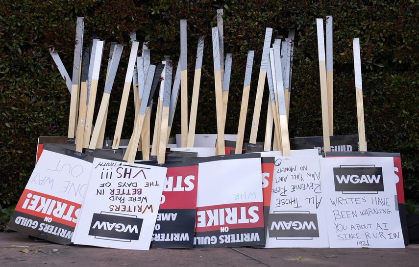 Letreros tras una manifestación de integrantes del Sindicato de Guionistas de Estados Unidos fuera de los estudios Walt Disney el 2 de mayo de 2023, en Burbank, California.&nbsp;