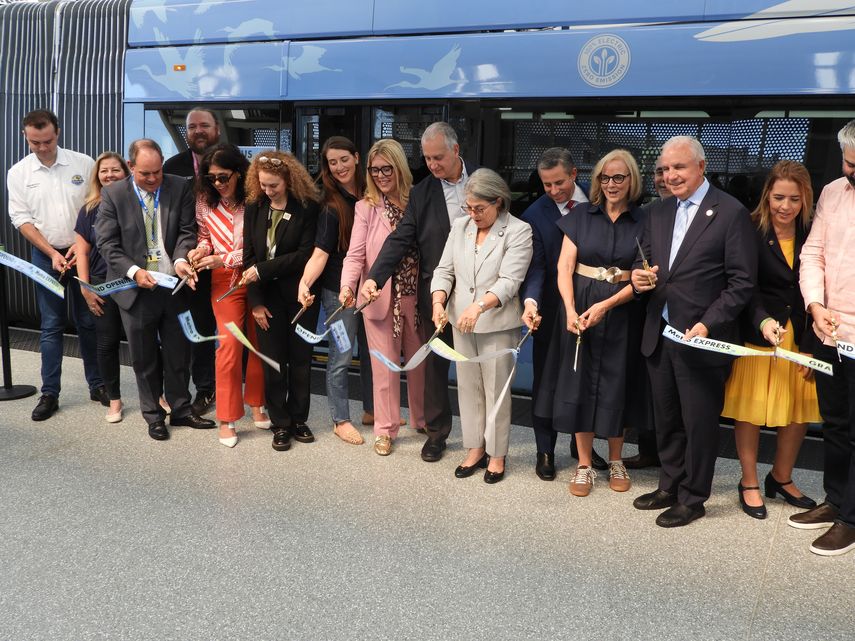 Las autoridades presentes cortan la cinta inaugural del Metro Express.&nbsp;