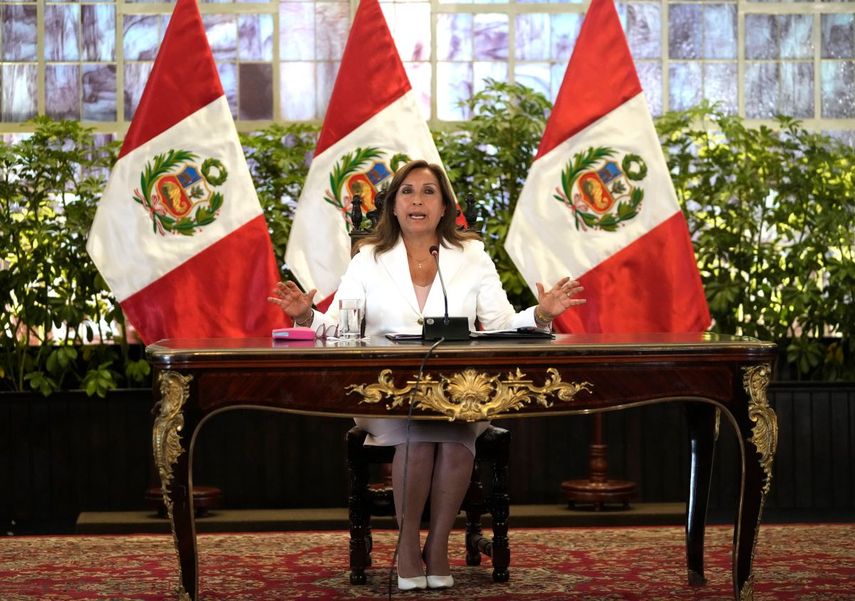 La presidenta de Perú, Dina Boluarte, da una conferencia de prensa con medios extranjeros en el palacio de gobierno en Lima, Perú, el martes 24 de enero de 2023