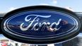 Logo de la Ford en un concesionario.