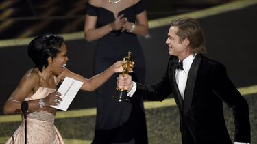 Regina King, izquierda, entrega a Brad Pitt el premio a mejor actor de reparto por Once Upon a Time in Hollywood en los Oscar el domingo nueve de febrero de 2020 en el Teatro Dolby, en Los Angeles. 