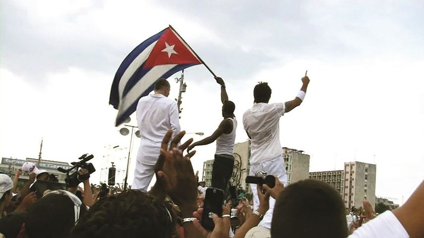 Miguel Bosé y Juanes interpretan Nada particular en la Plaza de la Revolución durante el concierto Paz sin fronteras. (JANELLE GUEITS). 