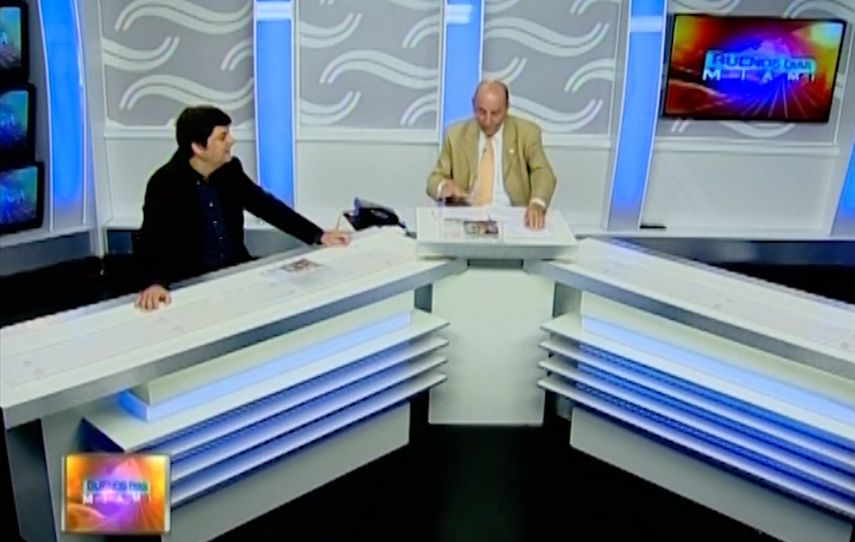 El director, Manuel Aguilera, lee un ejemplar de la anterior edición del Diario las Américas. (ARCHIVO)