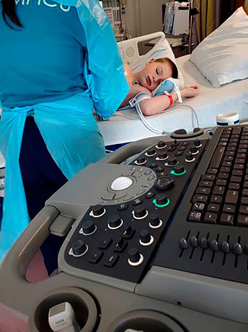 Esta fotografía de 2020 facilitada por Amber Dean muestra a Bobby Dean, de 9 años, hospitalizado en Rochester, Nueva York, después de que los médicos le diagnosticaran síndrome inflamatorio pediátrico relacionado con el coronavirus, y fue dado de alta seis días después.&nbsp;