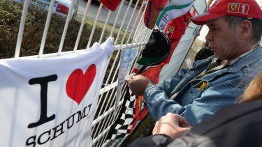 Aficionados dejan mensajes en una cerca del circuito de karting del ícono de la Fórmula 1, Michael Schumacher, el 30 de diciembre de 2013.